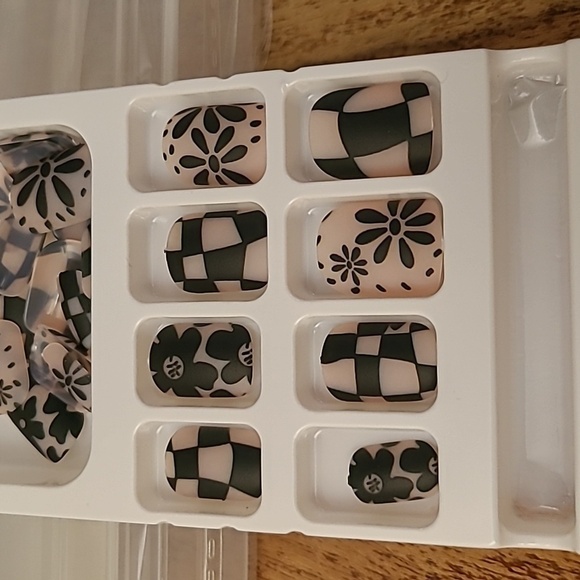 2/$16 Black Matte Floral Checkerboard Press On Nails - Picture 14 of 16